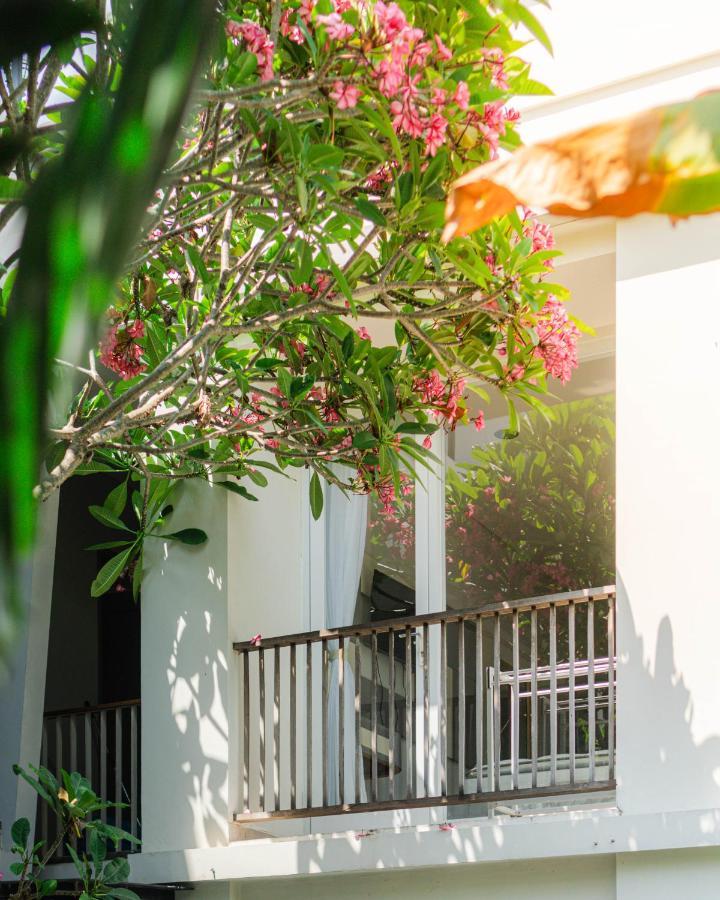 Отель Hola Seminyak Экстерьер фото